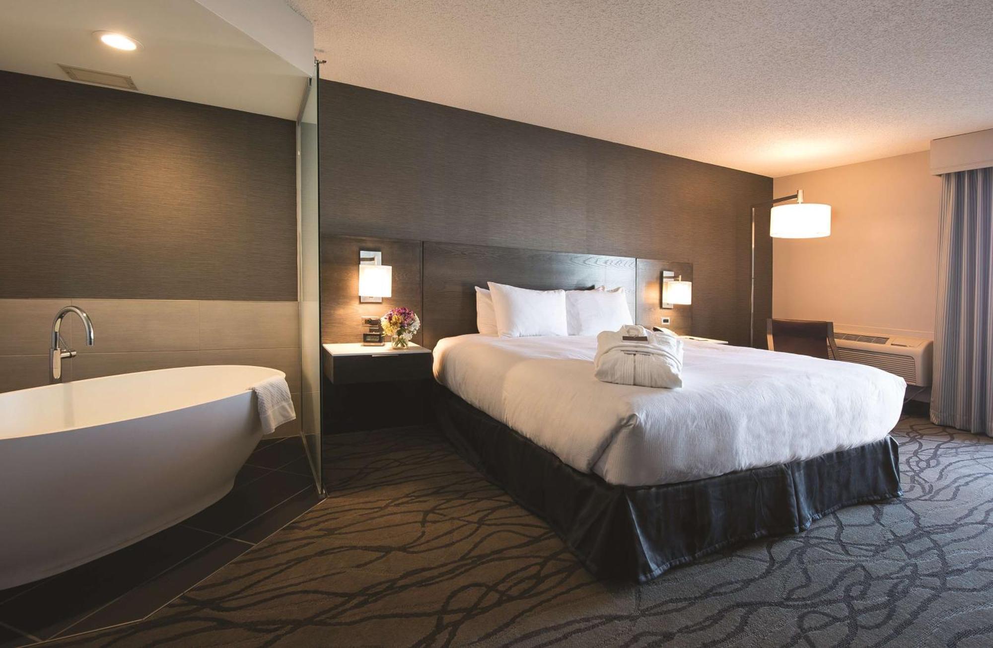 Doubletree By Hilton Racine Harbourwalk Hotel Exterior photo