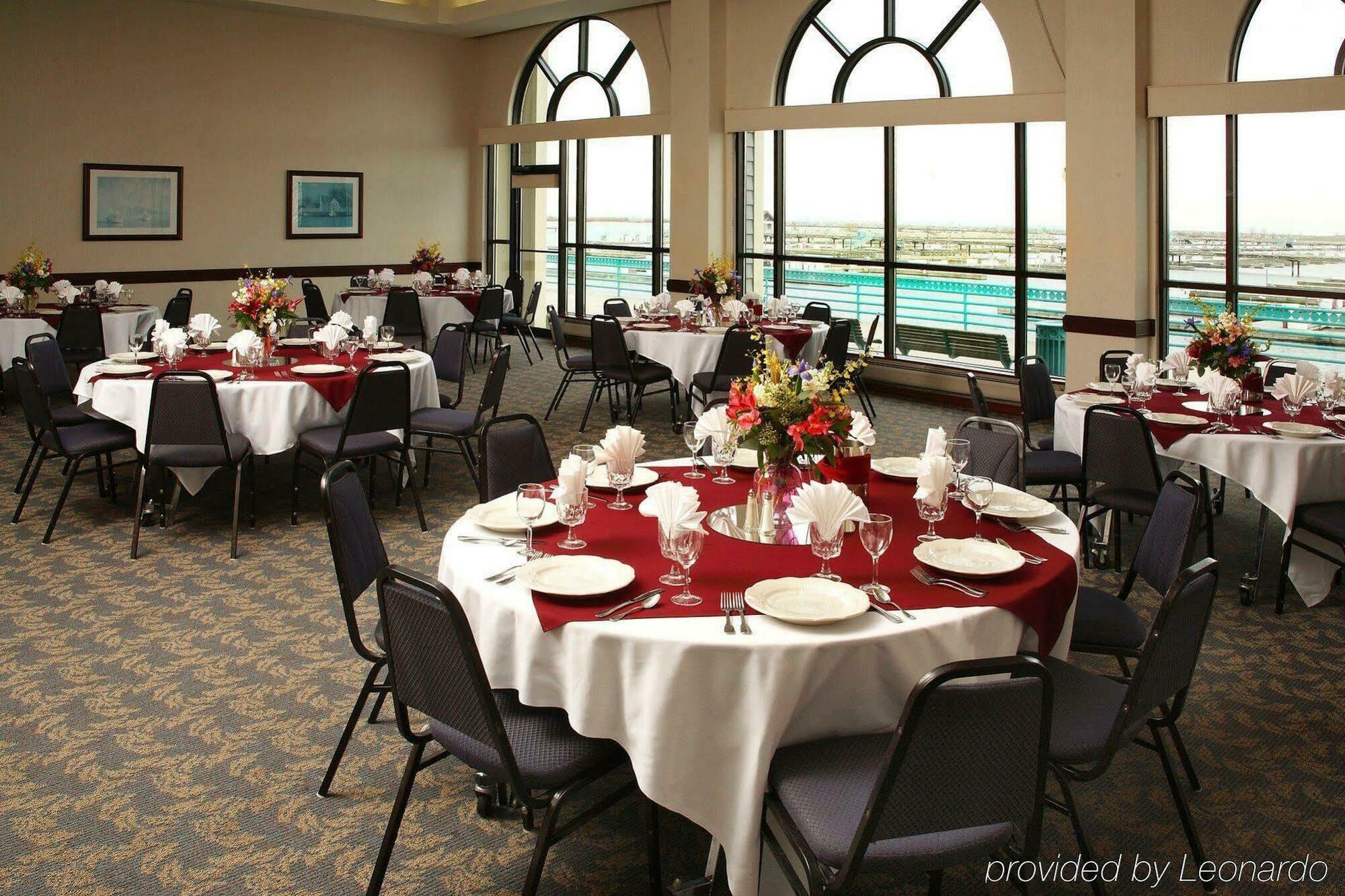 Doubletree By Hilton Racine Harbourwalk Hotel Restaurant photo